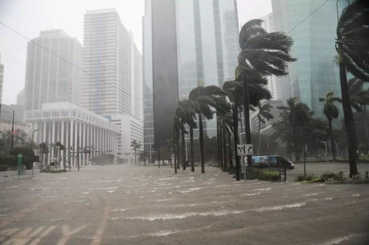 Inundações no bairro de Brickell, em Miami, na Flórida (Foto: Stephen Yang/Reuters)