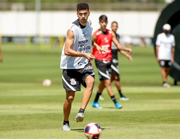 Zagueiro Léo Santos em treino do Corinthians — Foto: Rodrigo Coca / Ag.Corinthians