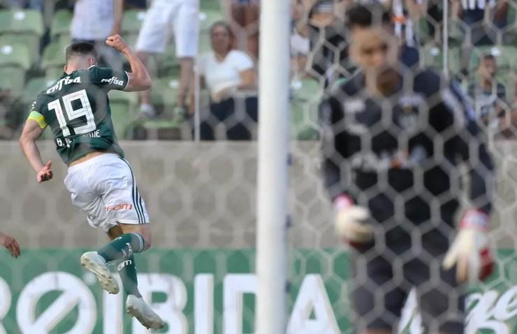 Bruno Henrique comemora gol de pênalti do Palmeiras marcado em Victor — Foto: Cesar Greco/Agência Palmeiras