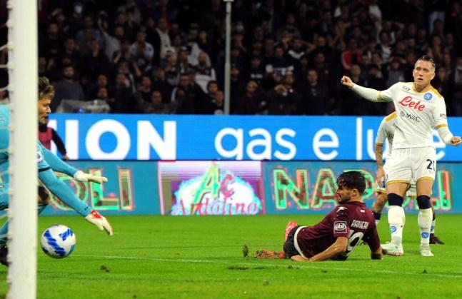 Zielinski chuta diante de goleiro e marcador caídos para fazer o gol da vitória do Napoli sobre o Salernitana — Foto: EFE/EPA/MASSIMO PICA