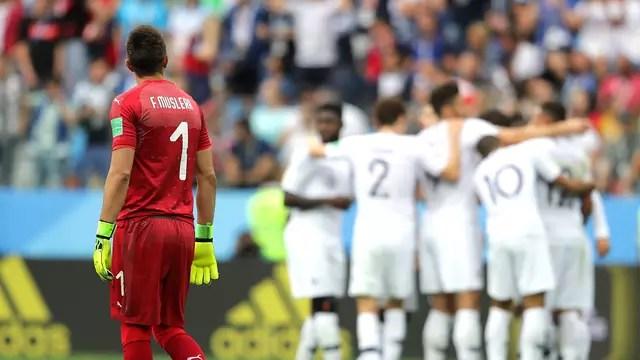 Após falha, Muslera observa França comemorar segundo gol contra Uruguai 