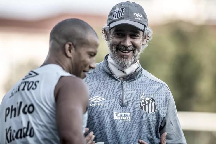 Preparador físico Wagner Bertelli, braço direito de Diniz, ao lado de Carlos Sánchez em treino do Santos — Foto: Ivan Storti/Santos FC