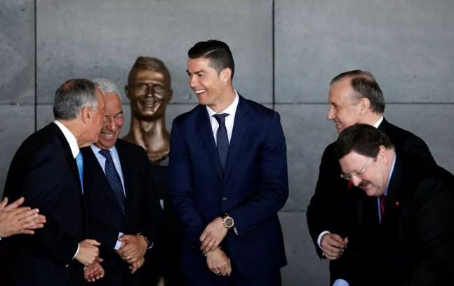 Estátua de Cristiano Ronaldo em aeroporto — Foto: Reuters