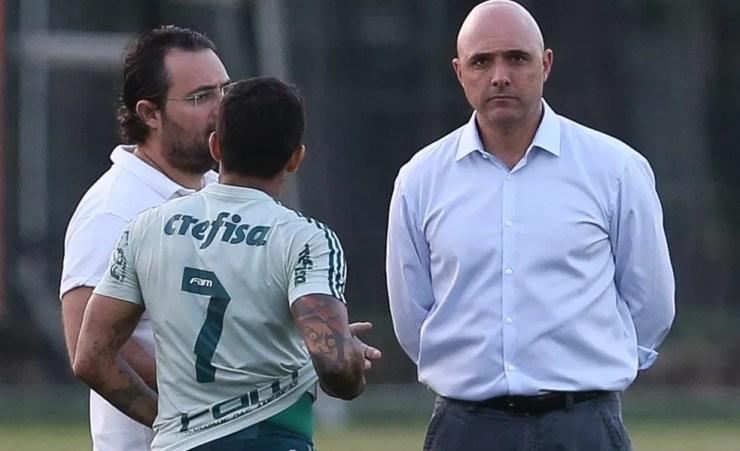 Dudu conversa com Mattos e Galiotte durante treinamento do Palmeiras — Foto: Cesar Greco / Ag. Palmeiras