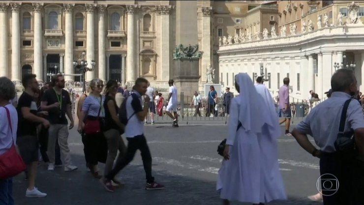 Vaticano anuncia a renúncia de dois bispos suspeitos de acobertar casos de abuso sexual