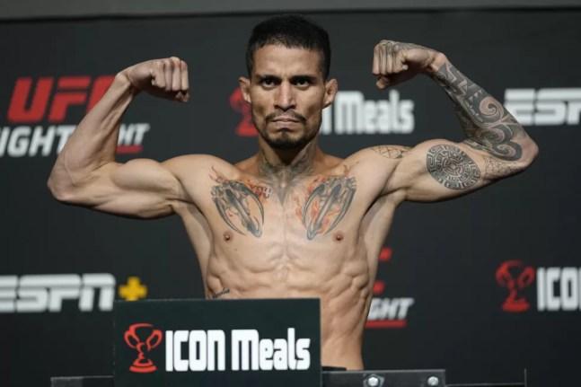 Felipe Cabocão aparentava algum desgaste na pesagem do UFC Dern x Rodriguez — Foto: Getty Images