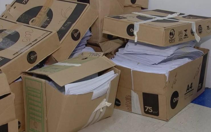 Caixas com documentos da comissão  (Foto: Reprodução/TV TEM)