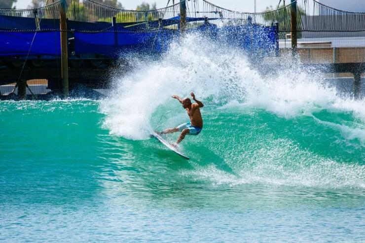 Kelly Slater treina no Surf Ranch — Foto: WSL / Morris 