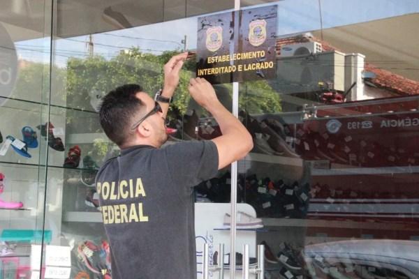 Policial federal lacra loja de sapatos da tesoureira em Jales durante operação Farra do Tesouro (Foto: Rafael Honorato)