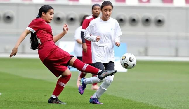 Amistoso entre uma equipe feminina do Catar e jogadoras do Afeganistão refugiadas no país — Foto: Divulgação