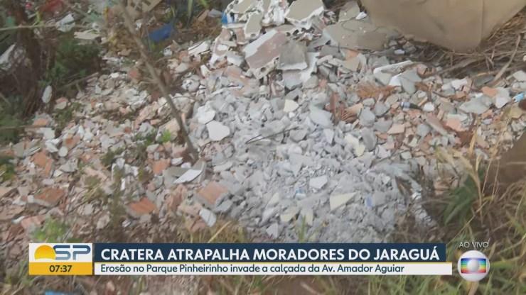 Moradores dizem que cratera no entorno do Parque Pinheirinho, ZN de SP, tem causado rachaduras nas casas — Foto: TV Globo/Reprodução