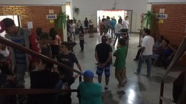 Muitos adolescentes acompanharam o velório da menina morta pelo pai — Foto: Carlos Dias/G1