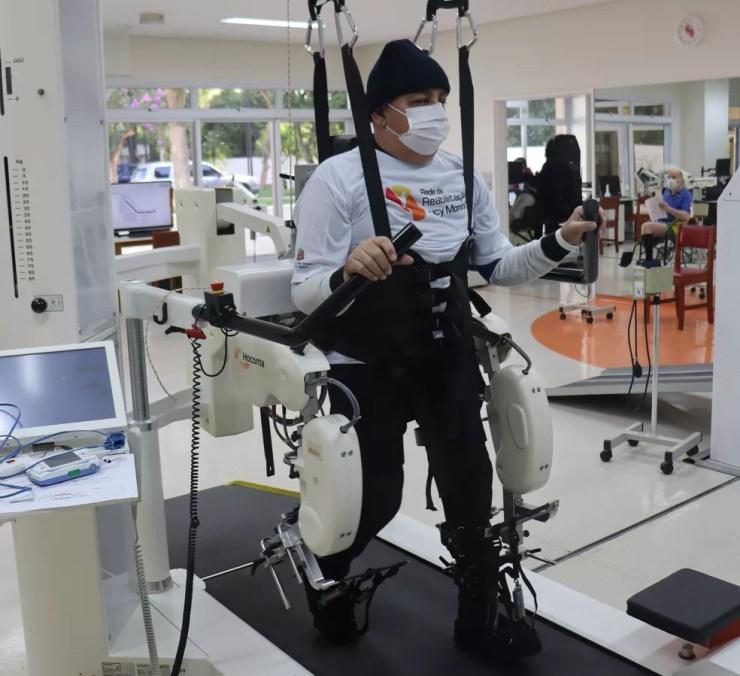 Paciente realiza tratamento com exoesqueleto em unidade da Rede Lucy Montoro em São Paulo. — Foto: Divulgação/IMREA