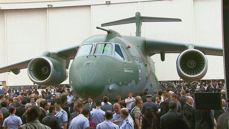 Maior avião cargueiro fabricado no Brasil, KC-390 é apresentado em Gavião Peixoto, SP
