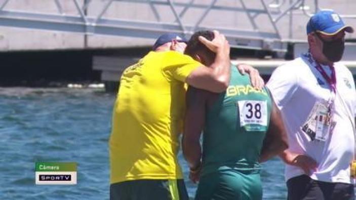 Câmera SporTV mostra Isaquias chorando e sendo consolado por equipe após final do K2 1000m