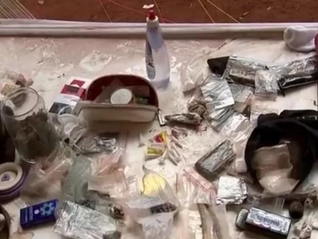 Policiais encontraram maconha, cocaína, crack e comprimidos de ecstasy. Rio Preto (Foto: Reprodução / TV TEM)