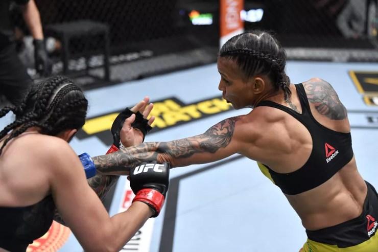 Amanda Lemos (dir.) nocauteou Livinha Souza (esq.) no UFC 259 — Foto: Jeff Bottari/Zuffa LLC via Getty Images