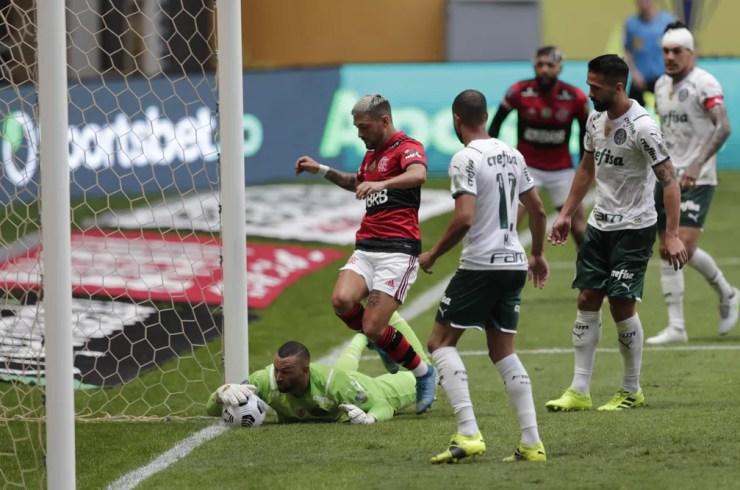 Weverton defende a bola em cima da linha, na Supercopa entre Flamengo e Palmeiras — Foto: Reuters