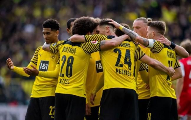 Jogadores do Borussia Dortmund comemoram um dos gols contra o Colônia — Foto: Getty Images