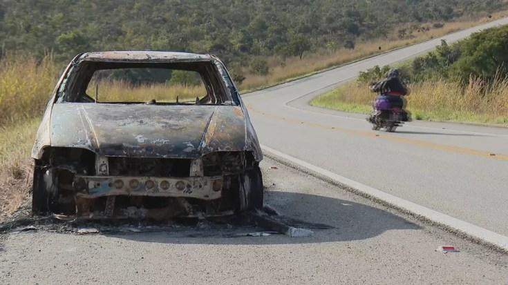 Carro abandonado queimado por Lázaro na BR-070, segundo a polícia — Foto: TV Globo / Reprodução