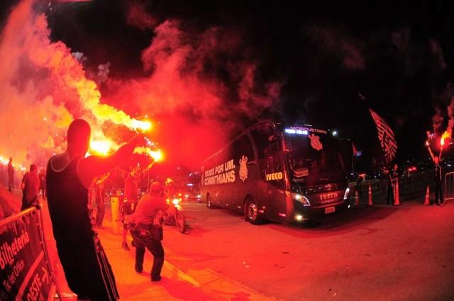 Festa da torcida do Corinthians na chegada do ônibus do time à Arena — Foto: Marcos Ribolli