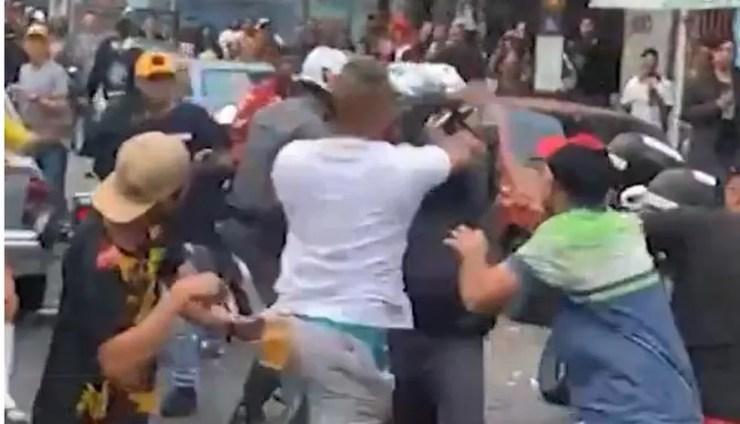 Policial militar é agredido durante confronto com moradores da Brasilândia, na Zona Norte. — Foto: Reprodução/Redes sociais