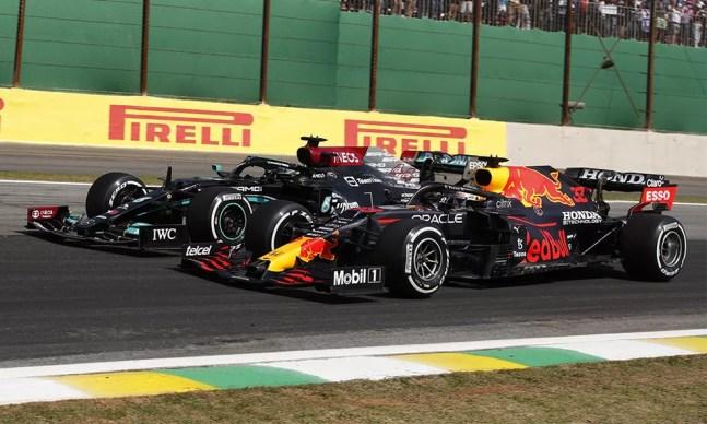 Lewis Hamilton e Max Verstappen disputam posição no GP de São Paulo da F1 — Foto:  Charles Coates / LAT Images