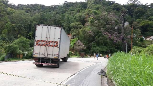 Pista da BR-040, sentido Rio de Janeiro, está fechada na manhã desta terça (7) em Petrópolis (Foto: Divulgação/PRF)