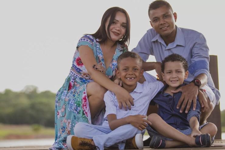 Família de Enzo faz ensaio fotográfico após cura do câncer — Foto: Jonathas Neles/Divulgação