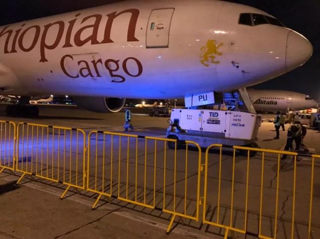 Chegada do avião que trouxe carregamento de remédios para intubação de pacientes — Foto: Divulgação
