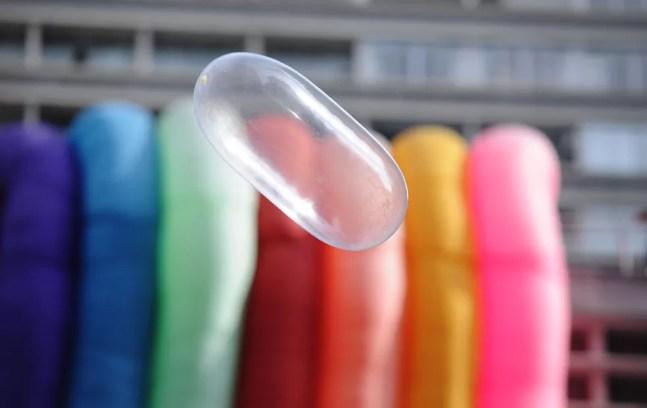 Preservativos masculinos e femininos são distribuídos de forma gratuita pelo SUS — Foto: Raul Zito/G1