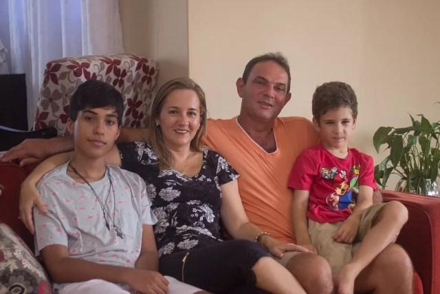 'Os dois me acompanharam em muitas sessões de quimioterapia, e isso foi muito importante pra mim', diz Lima sobre os filhos — Foto: Emanoele Daiane/BBC News Brasil