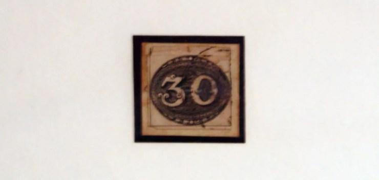 Primeiro selo postal do Brasil, de 1843, o Olho de Boi de 30 réis (Foto: Silvio Rosa Santos Martins/Arquivo Pessoal)