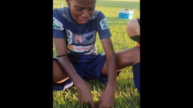 Garoto chora em competição de escolinhas e relata injúria racial
