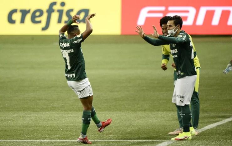 Rony comemora o gol do Palmeiras com Raphael Veiga e Luiz Adriano — Foto: Marcos Ribolli