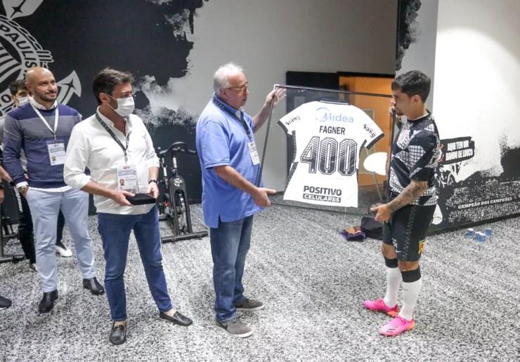 Fagner é homenageado no seu jogo 400 no Corinthians — Foto: Rodrigo Coca/Ag. Corinthians