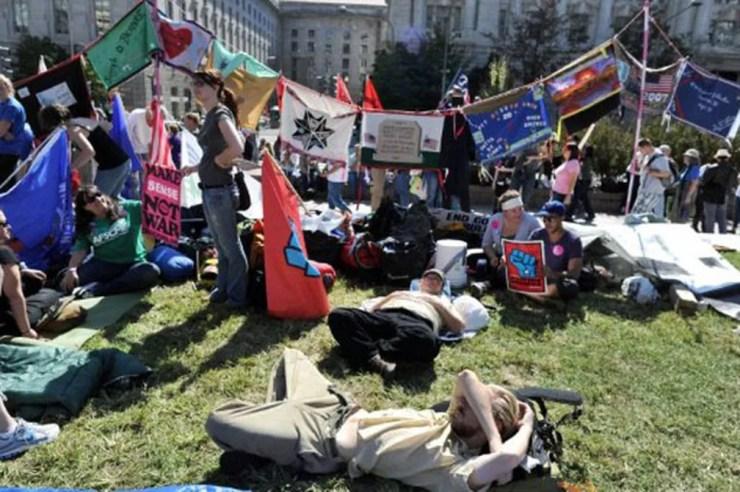 Participantes do movimento 'Occupy DC' acampam na Freedom Plaza, no centro de Washington D.C. — Foto: AFP