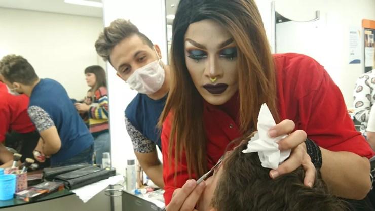 Aula de maquiagem contou com a ajuda da drag Dmittry Queen (Foto: Júlia Martins/G1)