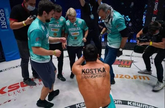 Ahmed, Klaus, Jasminka e Daniel prometeram ao mestre Luiz Barbosa que se conquistassem o cinturão, sambariam no octógono — Foto: Instagram/Star Fight