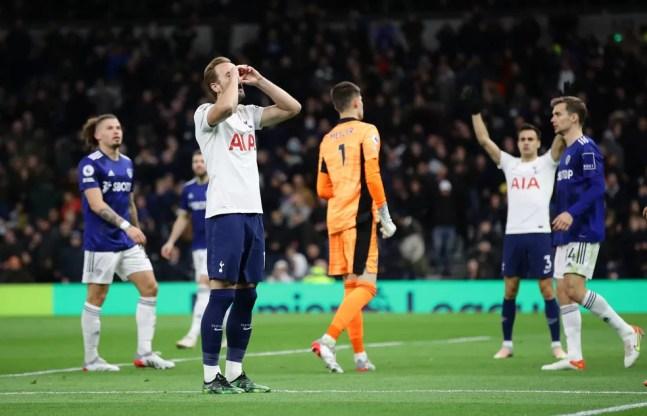 Kane lamenta chance perdida durante Tottenham x Leeds — Foto: REUTERS
