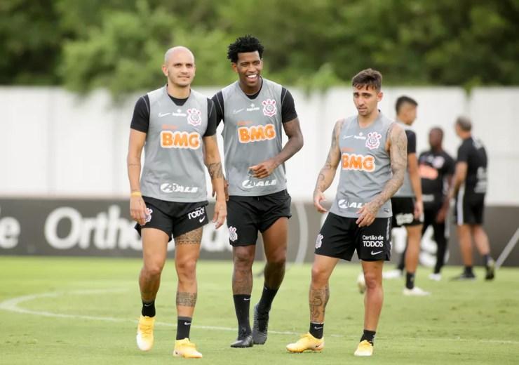 Fábio Santos, Gil e Mosquito durante treino do Corinthians — Foto: Rodrigo Coca/Ag.Corinthians