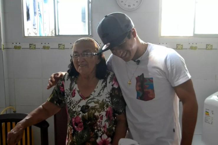 Ítalo Ferreira e avô Dona Mariquinha em 2015 — Foto: Jocaff Souza/GloboEsporte.com