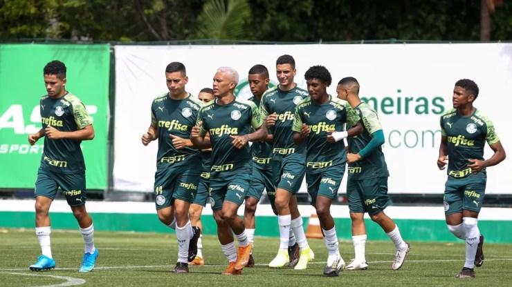 Gabriel Veron corre em campo durante treino do Palmeiras — Foto: César Greco/Ag. Palmeiras