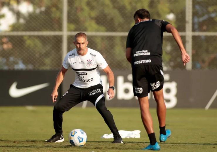 Sylvinho observa movimentação em treinamento do Corinthians — Foto: Rodrigo Coca/Ag.Corinthians