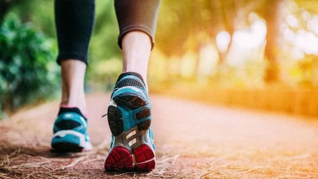 Dar uma caminhada leve todos os dias pode te ajudar a sair do sedentarismo — Foto: Getty Images