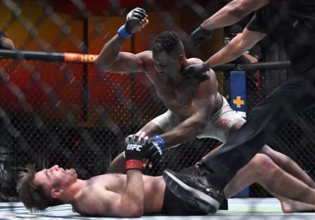 Francis Ngannou finaliza a luta contra Stipe Miocic no UFC 260 — Foto: Getty Images