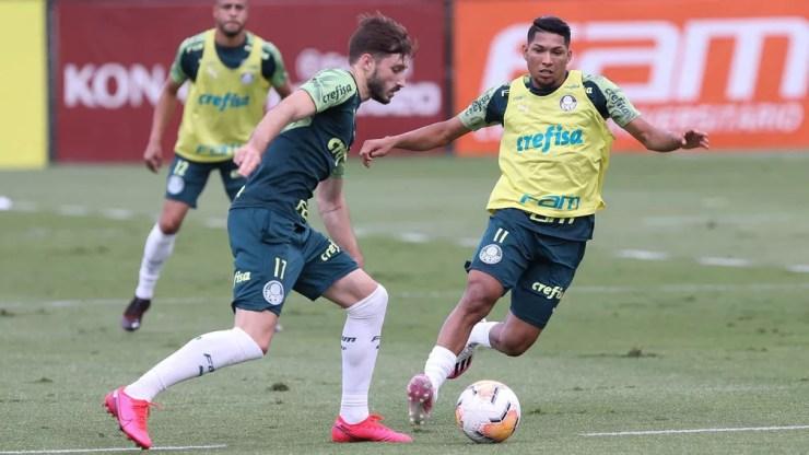 Matías Viña e Rony durante treino do Palmeiras — Foto: Cesar Greco / Ag. Palmeiras
