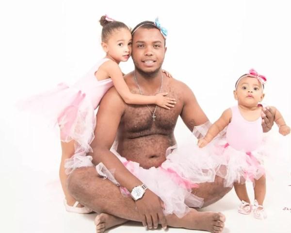 Caio foi o primeiro pai a fazer o ensaio com as filhas 'bailarinas' em Tupã  (Foto: Sheila Rotoli Reis / Divulgação )