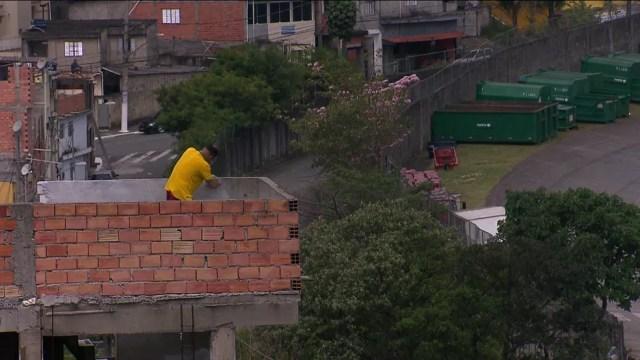 Já tem gente aumento sua laje para faturar com as próximas corridas em Interlagos — Foto: TV Globo/Reprodução