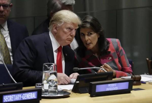 Trump fala com a emibaixadora dos EUa na ONU, Nikki Haley, em imagem de arquivo — Foto: AP/Evan Vucci